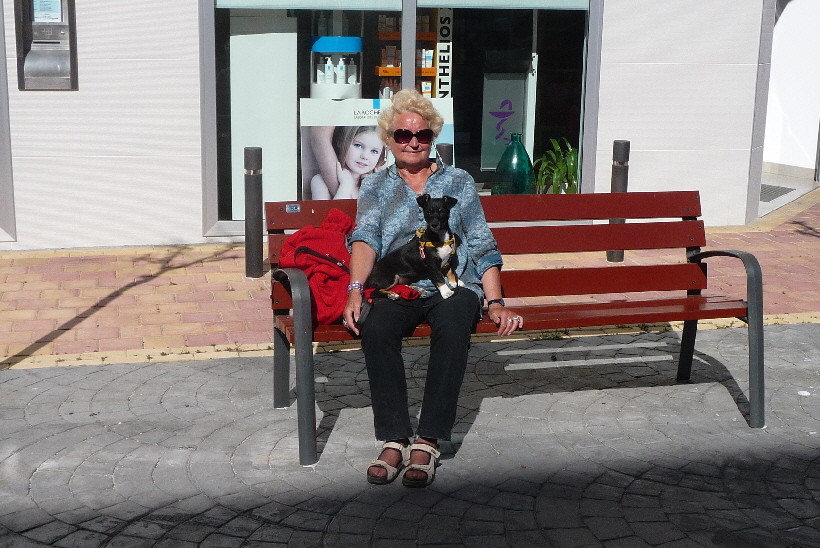 Rosemarie mit Bella auf einer Bank  neben dem Campingplatz.