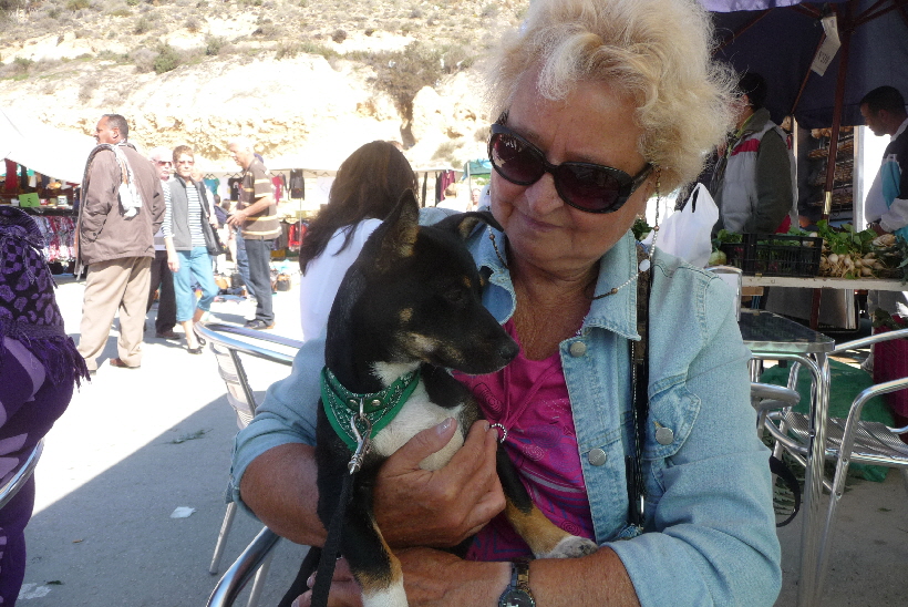 ...sie hat kaum Probleme mit den vielen Menschen dort.