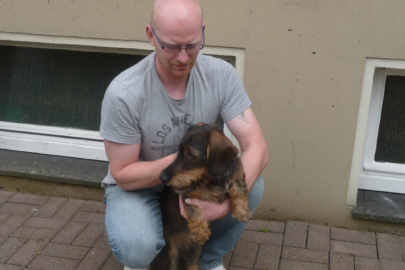 2 Monate später: Paul mit seinem neuen Herrchen.