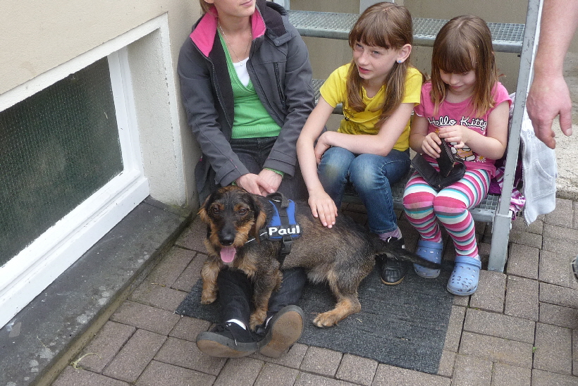 2 Monate später: Paul mit seiner neuen Familie.