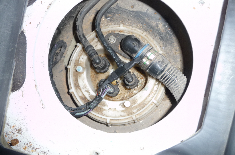 Dieses ist der Tankanschluss der unter einem Deckel im Fahrerraum verborgen ist. Obenauf liegt der neue Parallelwiderstand.