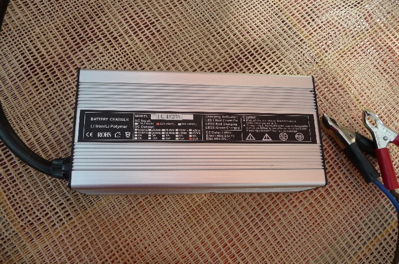 Dieses ist eines der beiden 20A LiFePo4-Ladegeräte, die zum Lieferumfang der ersten Akkus gehörten.