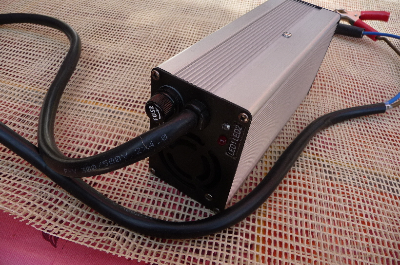 Normalerweise ist dieses Ladegerät für einen Akku konzipiert, in meinem Fall wird es für drei Akkus benutzt.