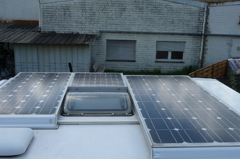 Das ist meine Solaranlage mit 290 Wp. Das 40 Wp Panel hinten in der Mitte, sollte ursprünglich nach hinten kippbar gemacht werden.Bei dem alten überdachten Stellplatz sollte dieses eine Verbesserung ergeben.