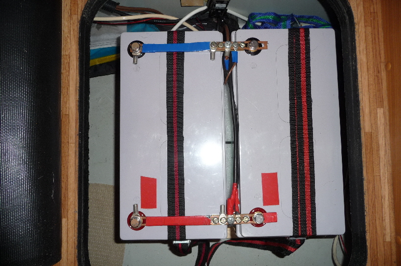 Dieses sind die beiden neuen LiFePo4 Akkus. In die 4 Kabelschuhe an den Schienen, passen Bananenstecker. So kann z.B. schnell ein Amperemeter eingeschleift werden.