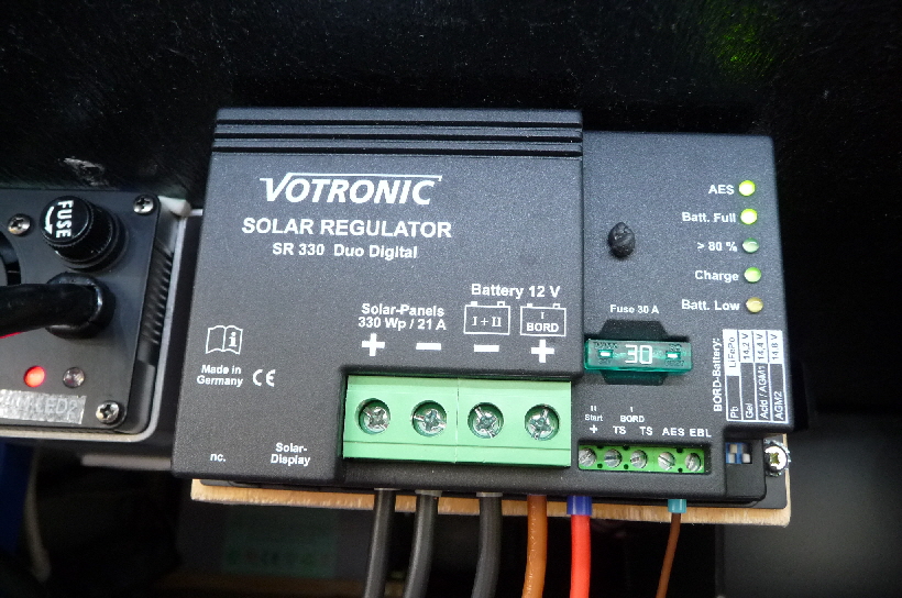 Der neue Solarladeregler in Funktion, Den AES-Ausgang werde ich später benutzen, um den Kühlschrank wenn möglich auch mit Solar zu betreiben.