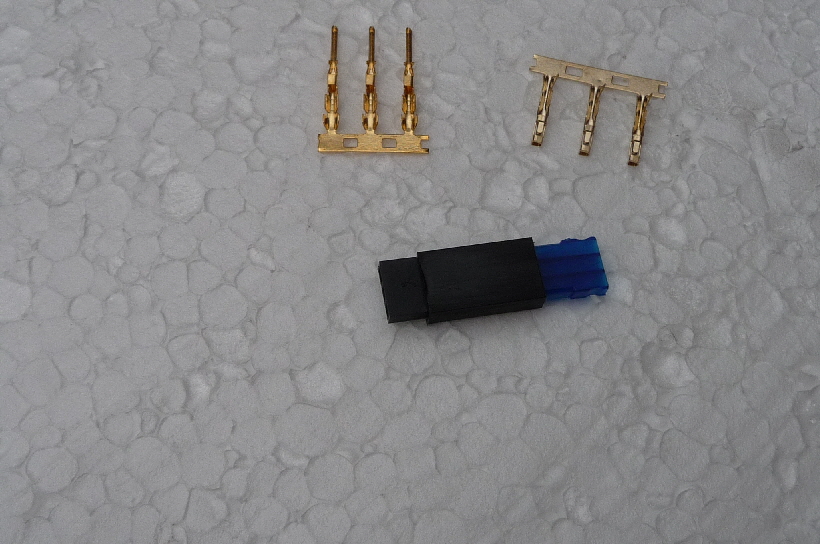 Das sind Servo-Stecker und -Kupplung für den Parallelwiderstand.