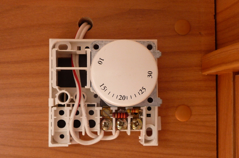 Die beiden Widerstände simulieren hohe und tiefe Temperaturen.