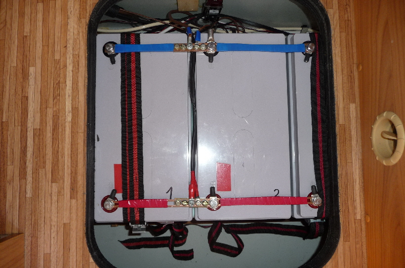Hier wurde im Herbst 2018, rechts ein dritterr LiFePo4-Akku eingebaut.