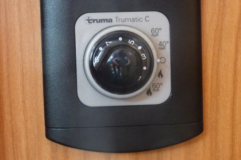 Das ist die originale Steuerung der Truma-Heizung, die aber die Temperatureinstellung grottenschlecht funktioniert.