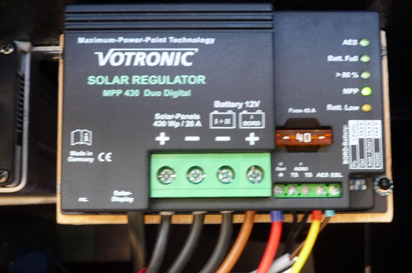 Der neue stärkere MPP-Solarladeregler, der für das zusätzliche 130W Solarpanel notwendig war.