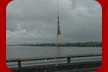 Der Fernsehturm von Riga bei Regen aus dem fahrenden Bus