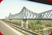Auf der Fahrt nach Bukarest sehen wir diese riesige Stahl-Eisenbahnbrücke